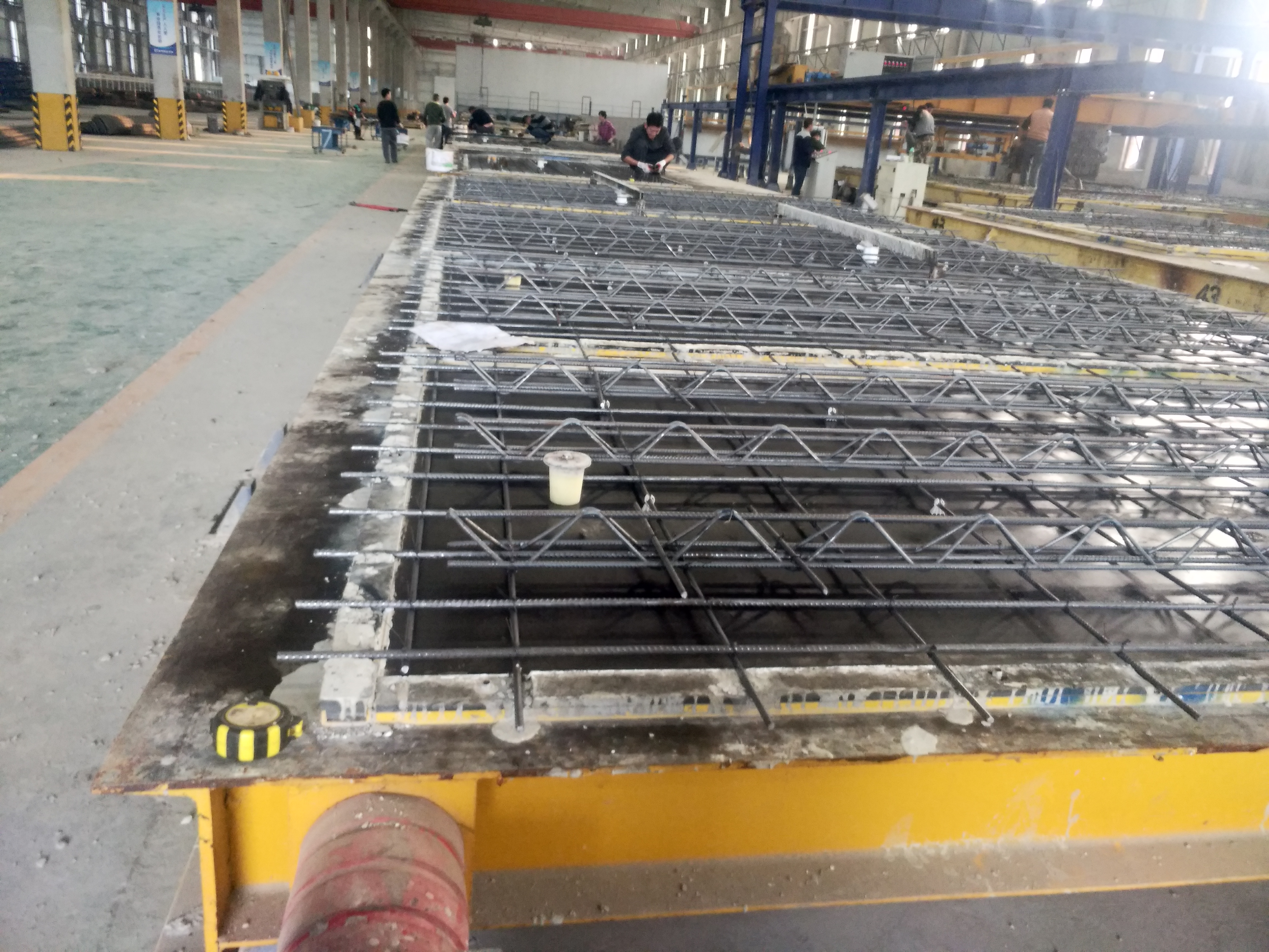 What is the difference between reinforced concrete and prestressed concrete?